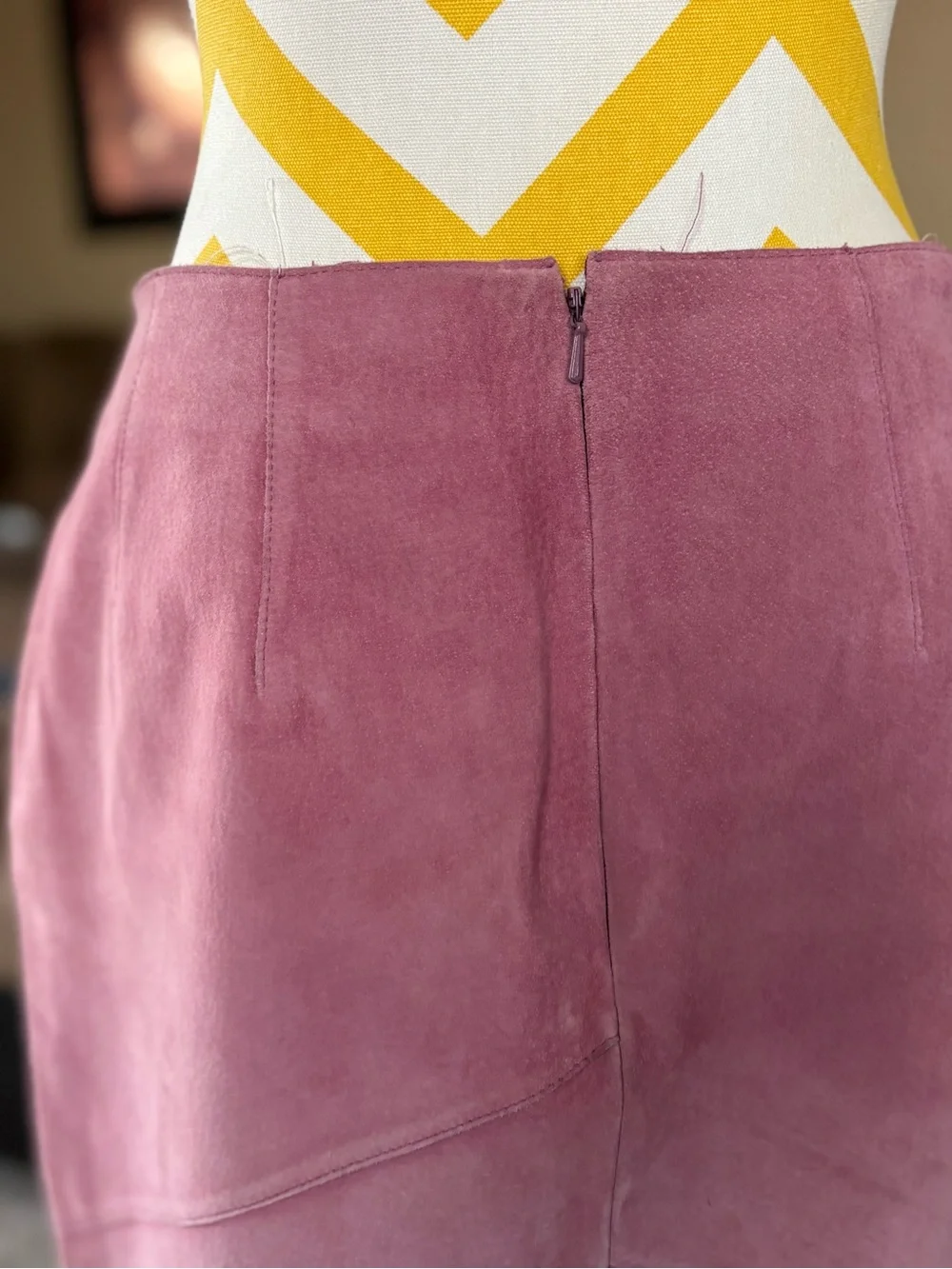 Classiques Entier Suede Pencil Skirt in Dusty Rose vintage size 8